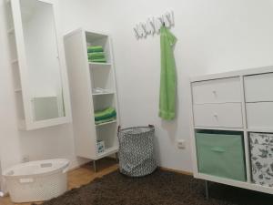 ein Badezimmer mit einem WC, einem Waschbecken und einem Spiegel in der Unterkunft Wundervolle Familienwohnung nahe Schönbrunn in Wien