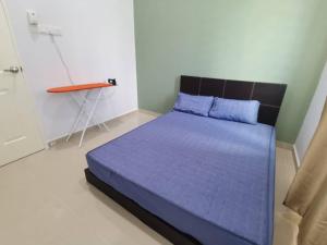 una camera con letto viola di Sunshine Homestay a Kuala Terengganu