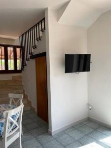 Μια τηλεόραση ή/και κέντρο ψυχαγωγίας στο Villetta Calù - Laura Paestum - 200 metri dal mare +32 φωτογραφίες