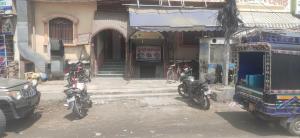 um grupo de motociclos estacionados em frente a um edifício em OYO Hotel Krishna Internation em Muzaffarpur