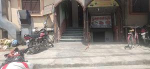 un grupo de motocicletas estacionadas frente a un edificio en OYO Hotel Krishna Internation, en Muzaffarpur