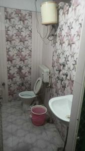 y baño con aseo y lavamanos. en OYO Hotel Krishna Internation, en Muzaffarpur