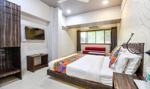 Un pat sau paturi într-o cameră la FabHotel Rajdhani I Near Pune Railway Station