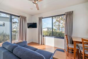 TV a/nebo společenská místnost v ubytování Swansea Beach Chalets