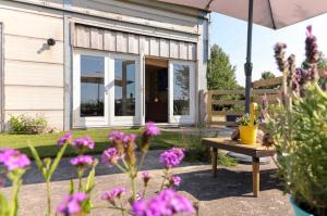 a garden with a table and some flowers at Bed met Paard in Bergen op Zoom