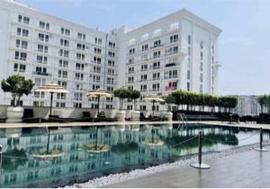 un gran edificio con una piscina de agua enfrente en Innovative Studio Appartments, en Lucknow