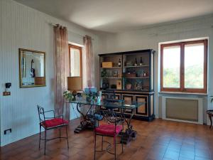 une chambre avec une table, des chaises et une fenêtre dans l'établissement La Contea, à Acqui Terme