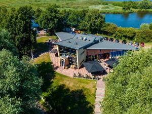SuameerにあるSpacious villa with dishwasher, Leeuwarden at 21kmの湖のある家の空見