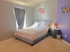 um quarto com uma cama e uma janela em Cozy luxury home em Grand Prairie