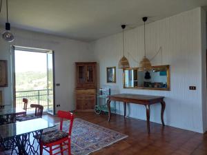 - un salon avec une table et un miroir dans l'établissement La Contea, à Acqui Terme