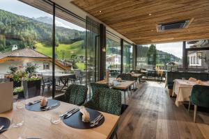 Nespecifikovaný výhled na hory nebo výhled na hory při pohledu z hotelu