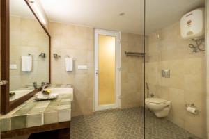 une salle de bain avec toilettes, lavabo et douche dans l'établissement ama Stays & Trails Arcadia, Coorg, à Madikeri 52 autres photos