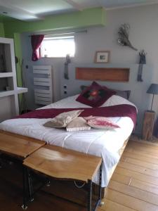 Schlafzimmer mit einem großen Bett und einem Holztisch in der Unterkunft Appartement Petite Vallée in Berling