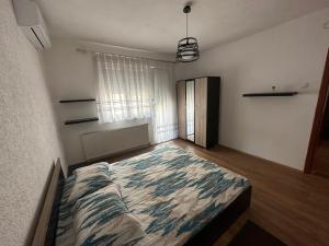 - une chambre avec un grand lit dans l'établissement Central Apartment, à Strumica