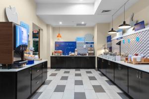 Kuchyň nebo kuchyňský kout v ubytování Holiday Inn Express & Suites Leander by IHG