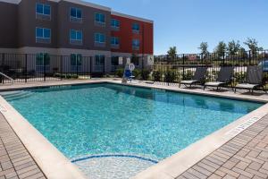 una grande piscina di fronte a un edificio di Holiday Inn Express & Suites Leander, an IHG Hotel a Leander