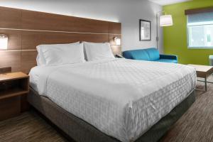 Postel nebo postele na pokoji v ubytování Holiday Inn Express & Suites Leander by IHG