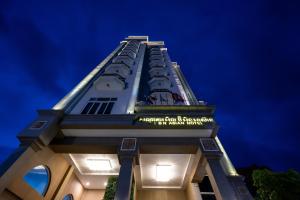 un edificio blanco alto con un letrero. en Lbn Asian Hotel en Kampong Cham