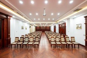 uma sala vazia com filas de cadeiras em Lbn Asian Hotel em Kampong Cham