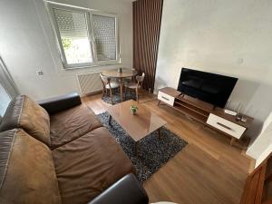 - un salon avec un canapé et une table dans l'établissement Central Apartment, à Strumica