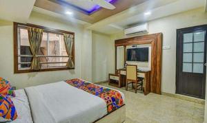 Ένα ή περισσότερα κρεβάτια σε δωμάτιο στο Fabhotel Chennai Palace - Nr Chennai Beach Railway Station