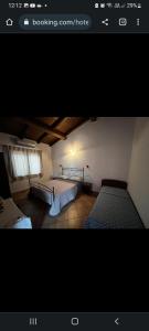 SennarioloにあるAgriturismo Sa Murtaのベッドルーム1室(ベッド2台付)