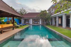 una imagen de una piscina en una villa en Villa Bon Bon, en Canggu