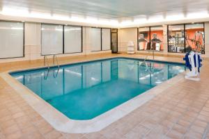 una piscina de agua azul en un edificio en Courtyard Beaumont, en Beaumont