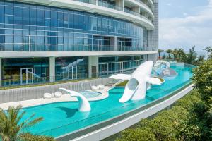 Bazén v ubytování Sheraton Beihai Resort nebo v jeho okolí