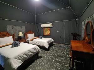 a room with two beds and a piano in it at Country Cafe & Camping in Ban Cha-om