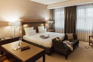 a hotel room with a bed and a desk at Townhouse Dresden in Dresden