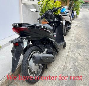 una motocicleta estacionada al lado de una calle en C U Again, en Bangkok