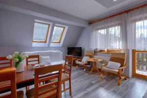 ザコパネにあるGolden Apartments Zakopane&DB11のリビングルーム(テーブル、椅子付)