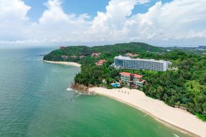 una vista aérea de un complejo en la playa en Sheraton Beihai Resort, en Beihai