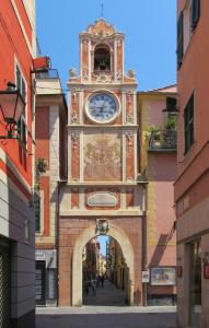 una torre dell'orologio su un edificio con arco di Garibaldi 57 a Loano