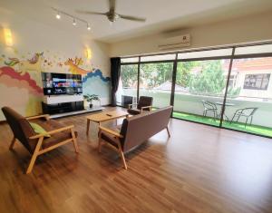 a living room with a table and chairs at GurneyVille in George Town