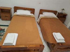 Postel nebo postele na pokoji v ubytování Leonidas Studios