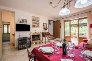 a living room with a table with a red table cloth at Ocabianca casa per le vacanze in San Chimento