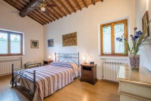 a bedroom with a bed and a vase of flowers at Ocabianca casa per le vacanze in San Chimento