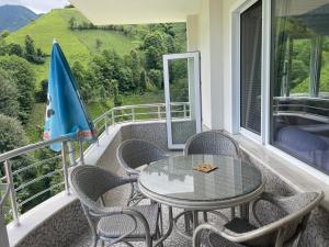 a table and chairs on a balcony with a view of a mountain at Derya kuyumcu derya apart in Çamlıhemşin