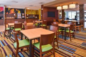 Fairfield Inn & Suites by Marriott St. Joseph tesisinde bir restoran veya yemek mekanı
