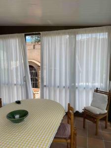 聖克里斯蒂納達羅的住宿－Can Catrol，一间带桌椅和窗户的用餐室