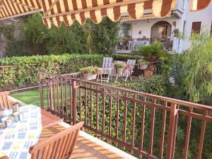 eine Terrasse mit einem Tisch und Stühlen auf einer Terrasse in der Unterkunft A casa di Clo' in Sanremo