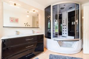 Koupelna v ubytování Gîte de Kerduraison - Maison avec grand jardin + 17 fotografií