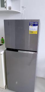 einen Kühlschrank in einer Küche mit einem Aufkleber darauf in der Unterkunft Cebu Aviner(water Front) in Cebu City