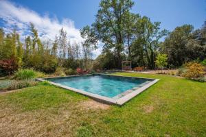 una piscina en medio de un patio en Villa Nandina, en Trans-en-Provence 18 fotos más