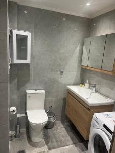 bagno con servizi igienici, lavandino e lavatrice di Amazing apartment in the center a Salonicco
