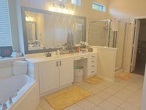 y baño con lavabo, ducha y bañera. en Kings and Queens luxury home, en Grand Prairie