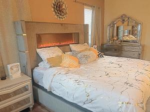 1 dormitorio con 1 cama grande y espejo en Kings and Queens luxury home, en Grand Prairie