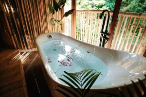 Φωτογραφία από το άλμπουμ του Treehouse de Valentine σε Balamban
